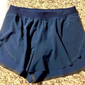 Lululemon size 8 Find Your Pace shorts